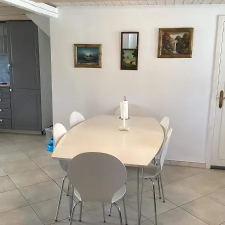 6 Person In Rodby-by Traum *