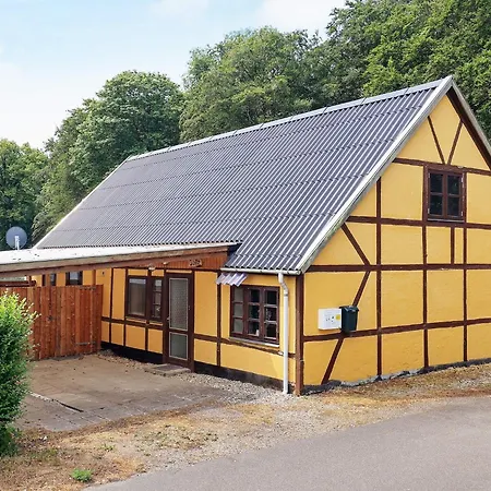 6 Person In Rodby-by Traum